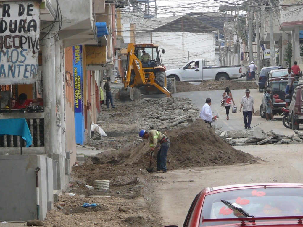 Maquinaria Y Obreros Trabajando En La Zona Alta 1024x768